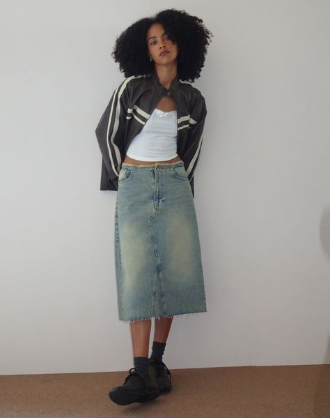 Midi Denim Skirt Outfit, Y2k Skirt Outfit, Full Denim Outfit, Denim Skirt Midi, Denim Midi Skirt Outfit, Midi Skirts Style, Midi Denim Skirt, Low Rise Skirt, Drip Drip