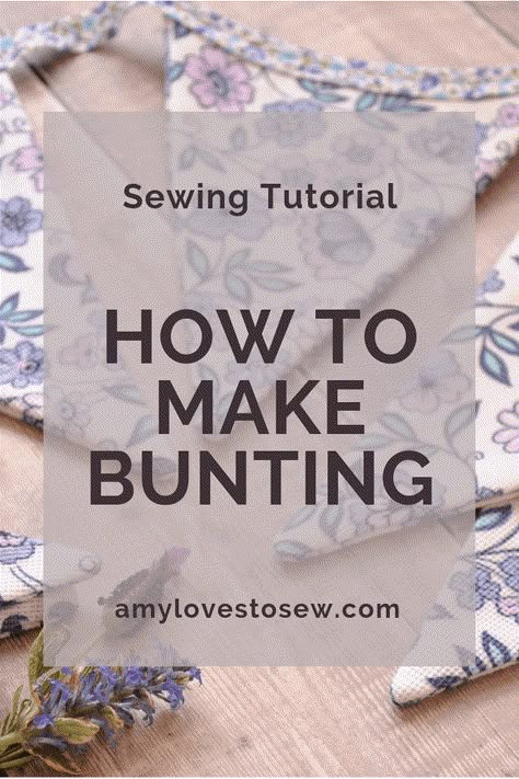 Christmas Bunting Diy Fabric Banners, How To Sew Bunting Banner, How To Make Bunting Easy, Easy Bunting Diy, Vintage Bunting Ideas, Bunting Patterns Sewing, Diy Fabric Decorations, Fabric Bunting Banner, Garden Bunting Ideas