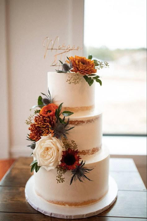 Orange Roses Wedding Decor, Rustic Cake Design Wedding, Fall Cake Designs Wedding Ideas, Sunflower And Terracotta Wedding, Terracota Cake Wedding, Terra Cotta Fall Wedding, Fall Wedding Cakes Ideas, Terracotta And Eucalyptus Wedding Flowers, Wedding Cake Autumn Flowers