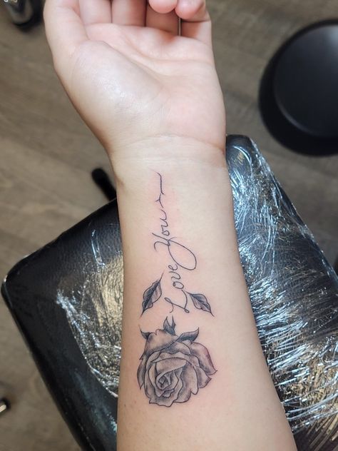 Rose Stem Tattoo, Name Flower Tattoo, Rose Tattoo With Name, White Rose Tattoos, Tattoo Concepts, Small Rose Tattoo, Tattoo Female, Mom Tattoo Designs, Black Rose Tattoos