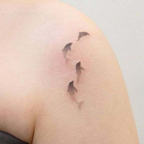 Animal Silhouette Tattoo, Tattoo On The Shoulder, Aquatic Tattoo, Animals Dolphins, Seal Tattoo, Watercolor Tattoo Ideas, Silhouette Tattoo, Shadow Tattoo, Dolphins Tattoo