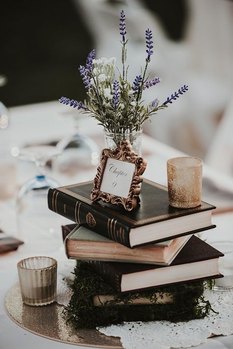 Book Wedding Centerpieces Diy, Diy Wedding Table Centerpieces, Vintage Book Centerpiece, Book Wedding Centerpieces, Academia Wedding, Music Centerpieces, Wedding Table Centerpieces Diy, Creative Wedding Centerpieces, Cosy Fall