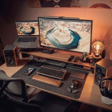 Black And Wood Desk, Wood Desk Setup, Playlist Inspiration, Studio In Casa, Home Office Dark, Workspace Setup, Best Gaming Setup, Day Count, Computer Desk Setup