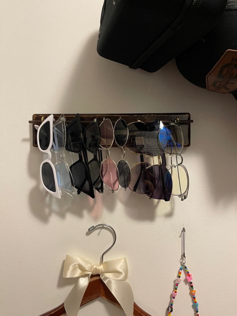 Sun Glasses Organization Ideas, Sunglasses Holder Aesthetic, Sunglasses Organization Ideas, Diy Sunglasses Organizer, Sunglasses Organization, Diy Sunglasses Holder, Cheap Diy Projects, Sunglass Organizer, Sunglasses Y2k