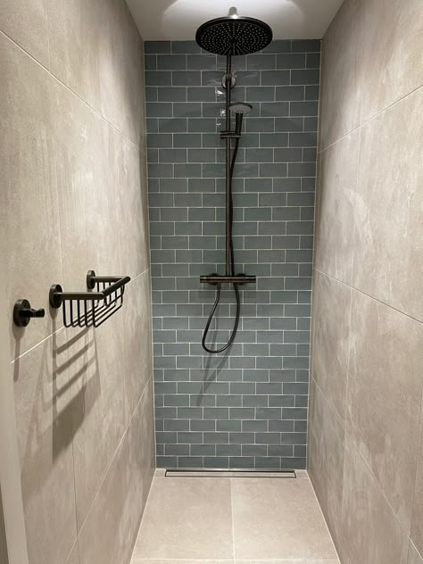 Long Narrow Shower Room Ideas, Long Narrow Toilet Room Ideas, Long Narrow Ensuite Bathroom, Narrow Ensuite Bathroom Ideas, Long Narrow Shower Ideas, Small Shower Room Ideas Narrow, Narrow Ensuite Ideas, Long Narrow Ensuite, Narrow Shower Room