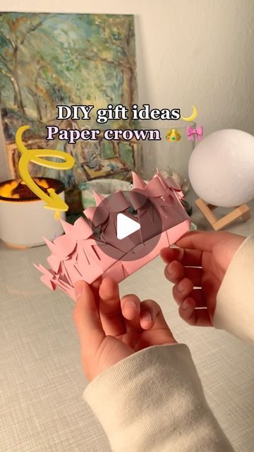 How To Make A Paper Crown Easy, Diy Crown Tutorials, Something Creative To Do, Paper Tiara Diy, Handmade Crowns Paper, Coquette Paper Crafts, Diy Crowns And Tiaras, How To Make Crown With Paper, Diy Crown Paper