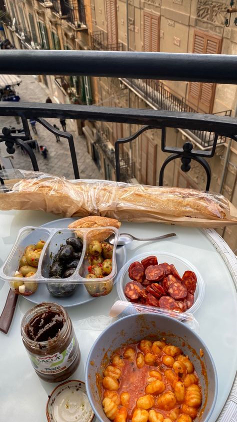 Mediterranean Food Aethstetic, Palermo Aesthetic, Rainy Aesthetic, Sommer Mad, Balcony View, Italian Pastry, Vegan Sausage, Venice Travel, City Night