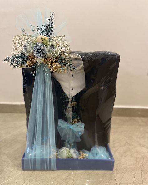 Dressing the groom in style 🌿💙 Our blue-themed trousseau packing with elegant floral decor is designed to make his big day even more special. Every detail is crafted with care and sophistication! 🌸👔 #GroomsTrousseau #HumsaCreations #BlueElegance #WeddingStyle #FloralDecor #TrousseauPacking #LuxuryGifting Trousseau Packing For Groom, Groom Trousseau Packing, Trossue Packing Ideas For Groom, Trousseau Trunk, Engagement Trousseau Packing, Wedding Trays Decoration Indian Trousseau Packing, Trousseau Packing, Groom Suit, Floral Decor