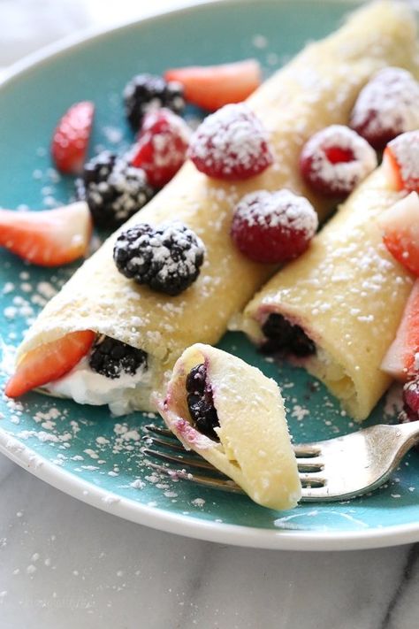 Blender Crepes, Cheese Crepes, Easy Crepe Recipe, Crepes Filling, Berries And Cream, Ww Breakfast, Ww Freestyle, Skinnytaste Recipes, Weight Watchers Desserts