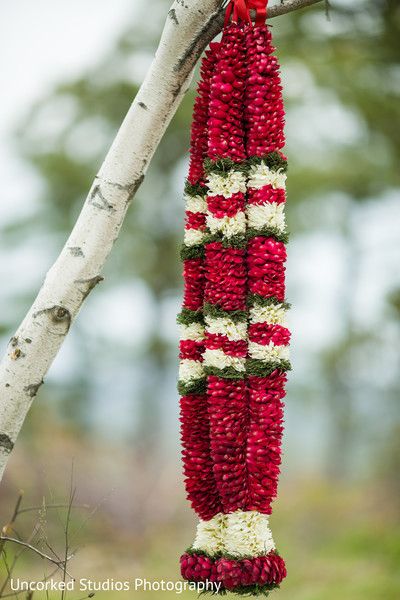 Garlands For Weddings Indian, Unique Indian Wedding Garland, Wedding Garlands Indian, Varmala Designs, Indian Wedding Garland, Indian Wedding Flowers, Red Garland, Wedding Flower Jewelry, Garland Wedding Decor