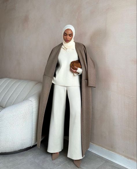 Expensive Hijab Outfits, Fall Outfits 2023 Hijab, Abaya And Coat, Abaya Winter Outfit, Hijabi Fall Outfits, Elegant Hijab Outfit, Coat Outfit Ideas For Women, Hijab Travel, Classy Hijab