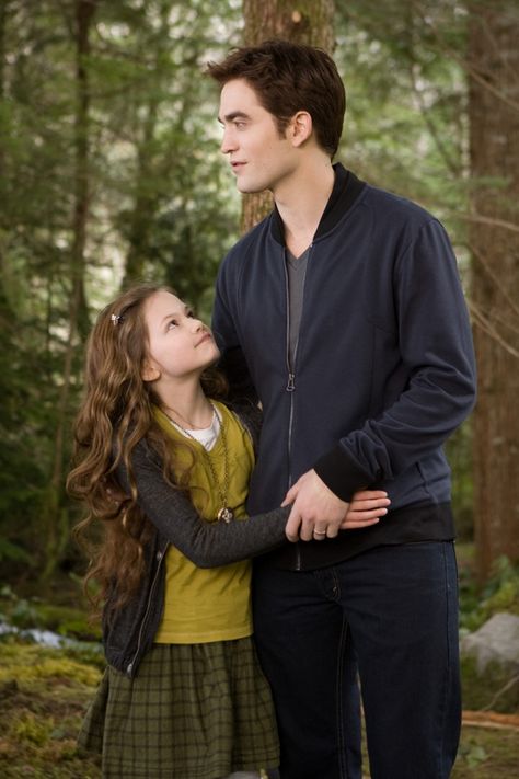 Edward with his daughter Renesmee. Twilight Saga Breaking Dawn, Breaking Dawn, The Twilight Saga, Twilight Saga, Two People, In The Woods