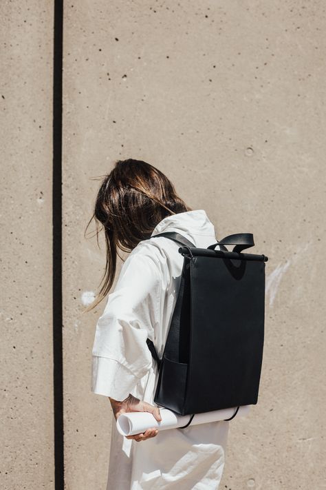 Sac à Dos: A Minimalist Backpack by The Atelier YUL: - Design Milk Minimalist Backpacking, Convertible Laptop Backpack, Light Yoga, Tas Lv, Backpacking Essentials, Multifunction Bag, Minimalism Lifestyle, Minimalist Backpack, Small Camera