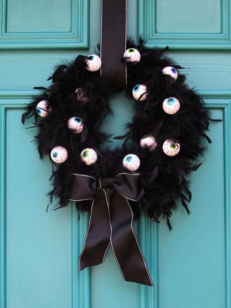 Nightmare Before Christmas Decorations - Christmas Celebration - All about Christmas Scary Halloween Decorations Outdoor Diy, Easy Halloween Party Decor, Scary Halloween Decorations Diy, Nightmare Before Christmas Decorations, Easy Halloween Party, Casa Halloween, Halloween Decorations Diy Outdoor, Cruella Deville, Adornos Halloween