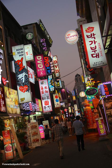 A night out in Insadong street in Seoul, Korea. Shops, restaurants, street food and bright lights! Insadong has many foreigners Street Food Korea Night, Korean Street Aesthetic, Korean Night Market, Insadong Street, Korea Scenery, Seoul Restaurants, Book Diorama, Korea Street Food, Places I Wanna Visit