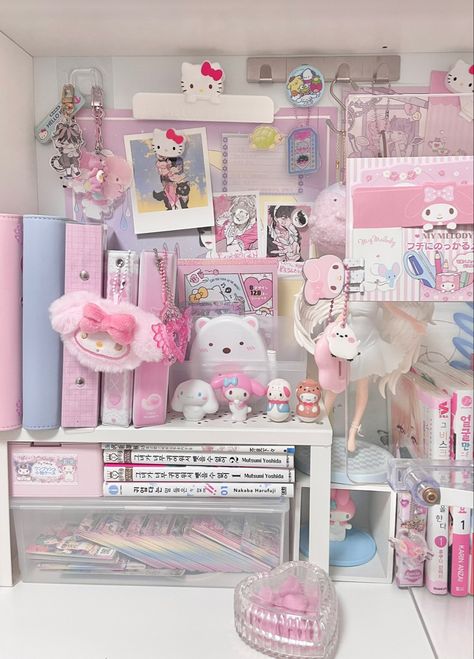 cr: creamyhari on twt Aesthetic Desks, Desk Interior, Photocard Aesthetic, Kitty House, Kawaii Desk, Cute Living Room, Dream Desk, Hello Kitty House, House Cartoon