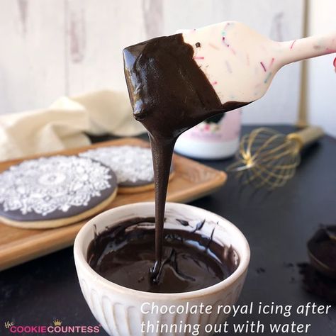 Chocolate Royal Icing Recipe, Royal Icing Recipe Without Meringue Powder, Flavored Royal Icing, Chocolate Royal Icing, Chocolate Meringue Cookies, Royal Recipe, Cookie Decorating Icing, Cookie Recipes Decorating, Cookie Countess