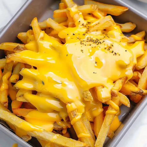 Satisfy your cravings with mouthwatering cheese fries topped with melted cheddar and crispy bacon. Perfect for a cheesy treat! Fries With Cheese, French Fries With Cheese, Cheese Fries Recipe, Cheesy Fries, Crispy Fries, Avocado Salad Recipes, State Foods, American Recipes, Healthy Snack Options