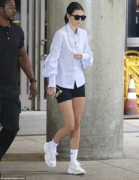 Back on home soil: Kendall Jenner touched down in her native Los Angeles on Sunday evening... Kendall Jenner Athleisure, Kendall Jenner Style Casual, Kendall Jenner Outfits Casual, Cycling Shorts Outfit, Kendall Jenner Street Style, Gym Aesthetic, Looks Pinterest, Kendall Style, Kendall Jenner Outfits