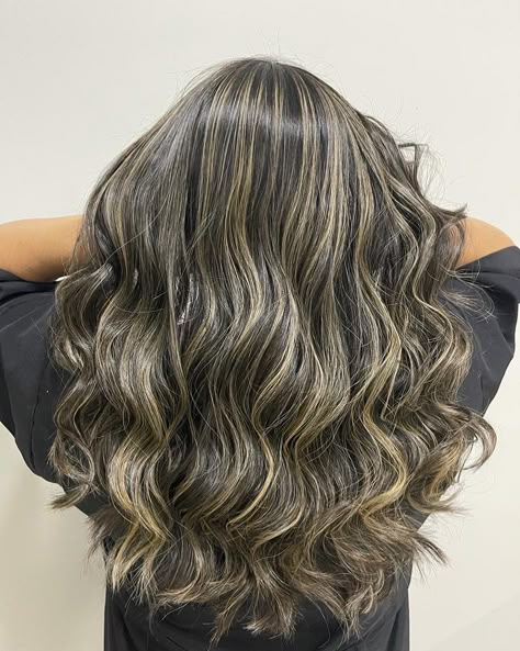 Light Brown Hair With Blonde Highlights And Dark Lowlights, Streaky Hair, Partial Highlights Blonde, Mocha Brown Hair Color, Short Balayage, Blonde Princess, Hair Dye Videos, Black Hair Green Eyes, Partial Highlights