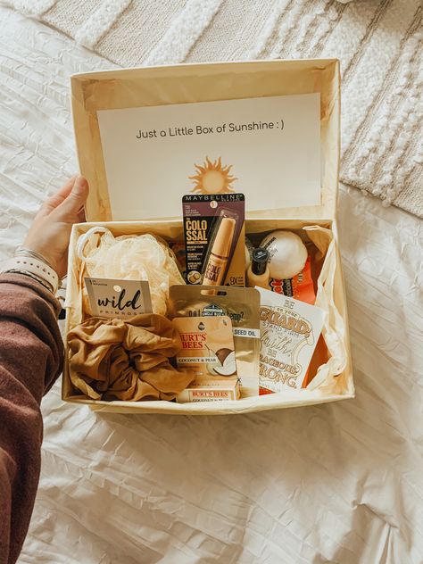 Thoughtful Friend Gift Ideas, Radiate Happiness, Box Of Sunshine, Bff Birthday Gift, Bff Birthday, Cute Gifts For Friends, Yellow Gifts, Gift Inspo, Happy Gifts