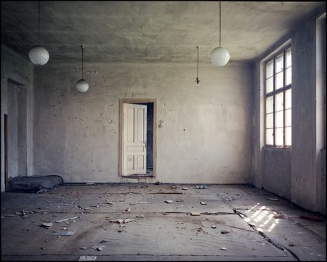 Abandoned Room, Creepy Photography, Black Photos, Gacha Backgrounds, Victorian Age, Diorama Ideas, Abandoned Castles, Scary Places, Vintage Room