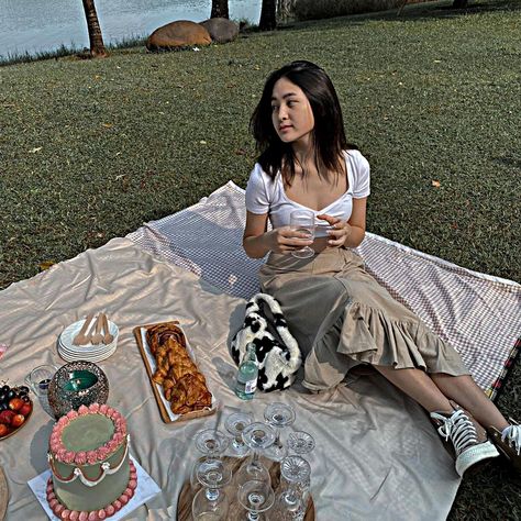 #odelyn #mckenzie #sharpen #icons Picnic Date Outfits, Picnic Photo Shoot, Picnic Pictures, Picnic Photography, Ootd Poses, Picnic Inspiration, Picnic Birthday, Picnic Date, Nct Doyoung