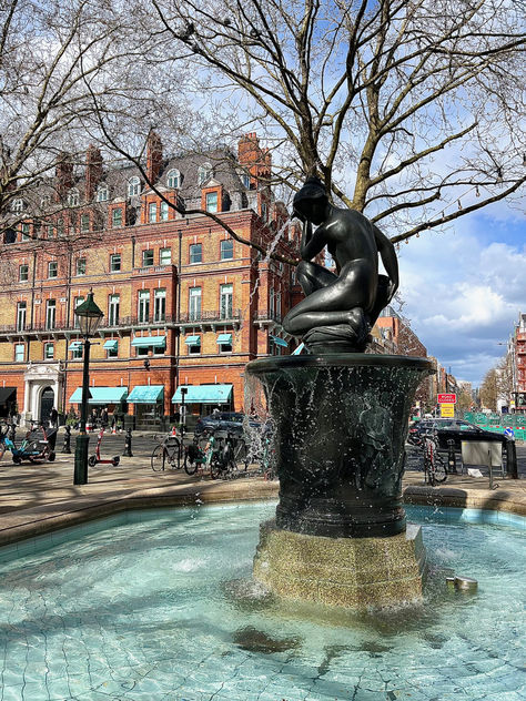 Visit Sloane Square in London's Chelsea for a day of sightseeing and shopping! Sloane Square London, Sloane Ranger, Shopping In London, Sloane Square, London Vacation, Terence Conran, Summer Dining, Uk Trip, London Shopping