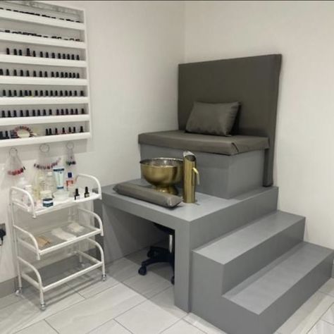 Manicure Bowl Ideas, Pedicure Room Ideas Salons, Manicure Set Up Nail Station, Nail Room Wall Ideas, Nail Room Layout, Pedicure Table Ideas, Pedicure Stand Ideas, Pedicure Studio Ideas, Minimalist Nail Room