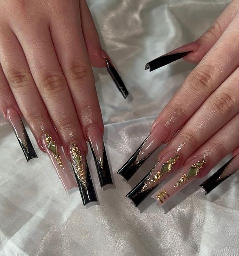 Nails Polish Designs, Black Prom Nails, Quince Nails, Black Gold Nails, Quinceanera Nails, Gold Acrylic Nails, Best Nails, Graduation Nails, Black Acrylic Nails