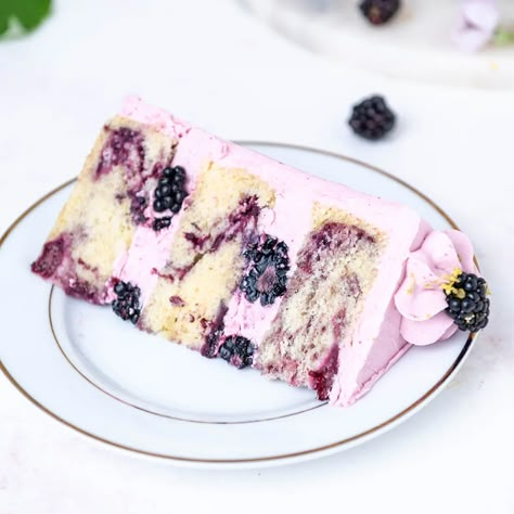 Fresh blackberry cake made with lots of juicy fresh blackberries and a hint of lime! This is a must-make dessert for summer! This cake has just a hint of lime that brings out that fresh flavor of the berries. Plus tips on how to keep your blackberry cake from turning brown after baking and get those perfect swirls of blackberry puree in each slice. Blackberry Cake Recipe, Easy Buttercream Frosting, Cake Pan Sizes, Sugar Geek, Blackberry Cake, Fondant Recipe, Cake Mug, Lime Cake, White Cake Recipe