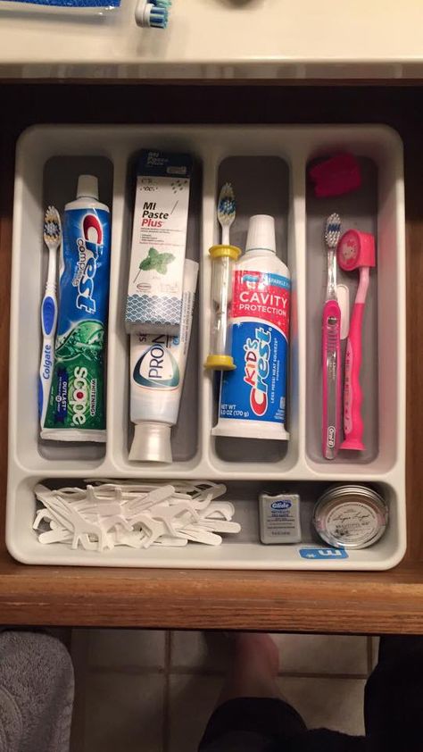 A cleaner way to separate and organize toothbrushes! 3 kids, one drawer, one silverware organizer! Nj House, Kids Bathroom Organization, Small Bathroom Decorating, Organized Bathroom, Bathroom Drawer Organization, Small Bathroom Diy, House Organization, Drawer Organization, Small Bathroom Organization