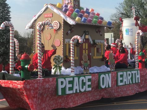 Gingerbread House Parade Float, Winter Parade Float, Holiday Parade Floats, Parade Float Diy, Build A Gingerbread House, Christmas Parade Floats, Holiday Parades, Christmas Float Ideas, Parade Float