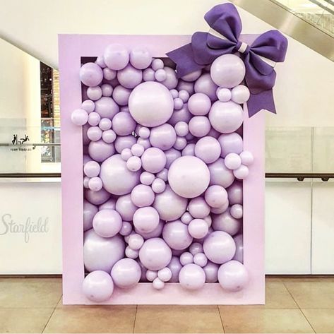 Balloon Garland Photoshoot, Barbie Birthday Decorations, Balloon Storage, Cardboard Backdrop, Lila Party, Balloons Galore, Balloon Bouquet Diy, Idee Babyshower, Balloon Garland Diy