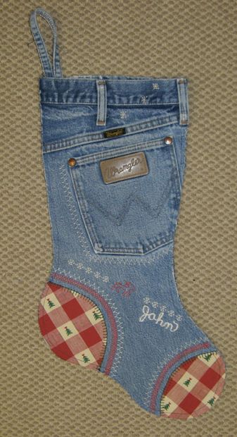 Easy Diy Stockings, Repurpose Old Jeans, Christmas Stocking Tutorial, Cute Christmas Stockings, Diy Stockings, Christmas Stockings Diy, Blue Jeans Crafts, Christmas Stocking Pattern, Stocking Pattern