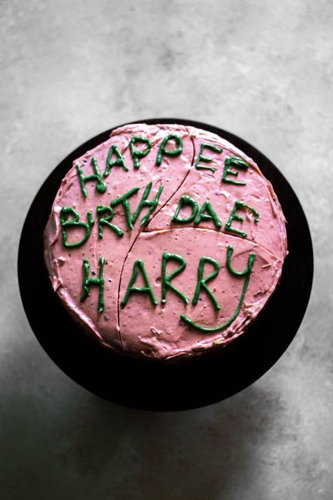 Harry Potter Cake Hagrid, Hagrid Cake, Harry Potter Motto Party, Happy Birthday Harry, Happy Birthday Harry Potter, Harry Potter Theme Birthday, Red Birthday Cakes, Harry Potter Birthday Cake, Cumpleaños Harry Potter