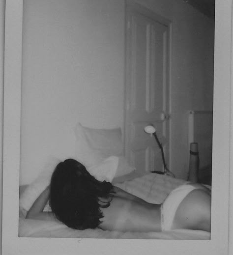 Poses In Bed Aesthetic, Bed Shoot Ideas Women, Aesthetic Pictures In Bed, Bed Aesthetic Photoshoot, Bedroom Photoshoot Ideas Lingerie, Cheeky Picture Ideas, Budior Photoshoot Ideas Polaroid, Bed Pics Aesthetic, Bed Pose Ideas