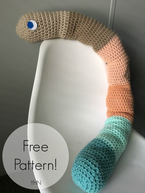 Looking for a quick and easy project this summer? Check out this huggable crochet worm pattern! It's totally FREE! Crochet Worm Pattern, Crochet Worm, Crochet Toys Free, Easy Crochet Animals, Easy Crochet Projects, Crochet Design Pattern, Crochet Amigurumi Free, Crochet Blog, Crochet Bear