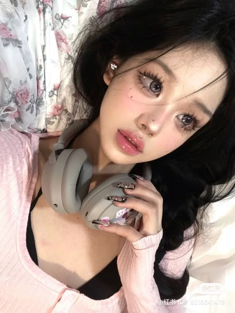 soft makeup girl Makeup Soft Glam, Queen Of Hearts Makeup, Acne Makeup, Makeup Soft, Soft Makeup Looks, Doll Eye Makeup, Makeup Face Charts, 일본 패션, Ethereal Makeup