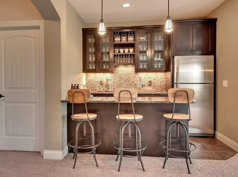 Do the best for basement bar ideas with our top picks designs. Transform your basement into a special place to hang out with friends Small Basement Bar, Small Basement Kitchen, Basement Bars, Basement Bar Plans, Basement Bar Design, Basement Kitchenette, Modern Basement, Bar In Casa, Basement Bar Designs