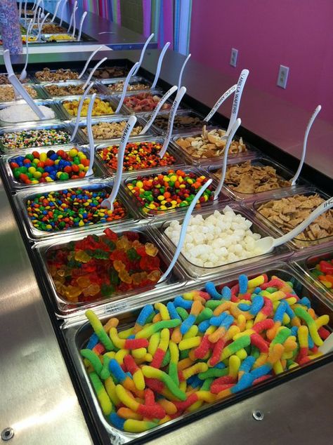 Candy Sweet Frog Frozen Yogurt, Frozen Yogurt Bar, Sweet Frog, Pastel Cupcakes, Frozen Yogurt Shop, Yogurt Bar, Bubble Waffle, Sleepover Food, Junk Food Snacks