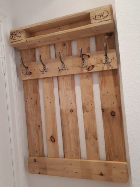 Pallet Coat Rack Entryway, Entryway Organizer Diy, Pallet Coat Rack, Pallet Wardrobe, Pallet Coat Racks, Pallet Bathroom, Coat Rack With Shelf, Pallet Home Decor, Pallet Furniture Designs