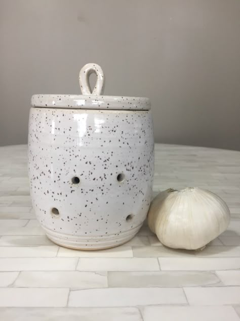 Garlic Jar Ceramic, Garlic Jar Pottery, Pottery Garlic Keeper, Garlic Keeper Pottery, Ceramic Garlic Keeper, Garlic Storage Ideas, Garlic Pottery, Beginner Pottery Wheel Projects, Pottery Throwing