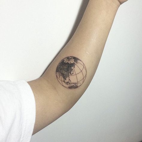 Classic Globe Wanderlust Tattoos, Globe Tattoo, Globe Tattoos, Earth Tattoo, Tatuagem Masculina Pequena, Travel Tattoos, Petit Tattoo, Small Tattoos Simple, Cool Small Tattoos