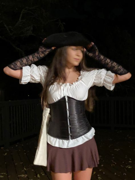 Halloween Costumes For Brunettes Woman, Pirate Aesthetic Costume, Pirate Costume Aesthetic, Pirate Outfit Halloween, Pirate Halloween Costumes For Women, Girls Halloween Costume Ideas, Halloween Costumes Girl, Aesthetic Girl Drawing, Scream Halloween Costume