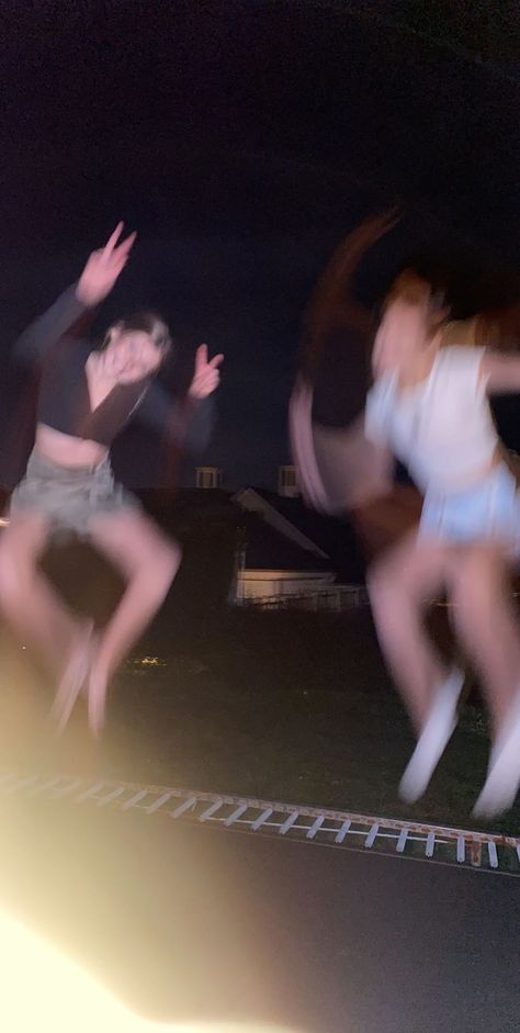 Camilla Aesthetic, Trampoline Aesthetic, Trampoline Jumping, Friends Aesthetics, Funny Jump, Trampoline Jump, Water Trampoline, Brown Eyed Girls, Girls Together