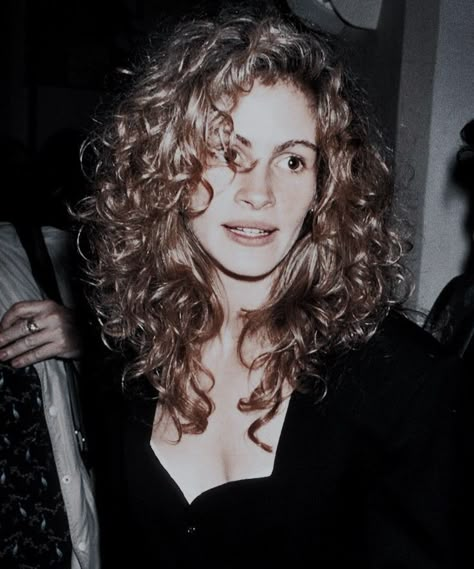 80s Perm Long, Julia Roberts Short Hair, 80s Curly Hair, Magic Oc, 70s Haircuts, Hairstyle Ideas For Short Hair, Mid Length Curly Hairstyles, Hair Cut Ideas, Scorpio Women