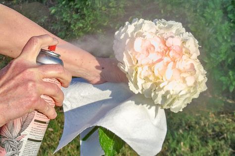 spray a white hydrangea to make a another color Spray Paint Flowers, Wet Flowers, Backyard Bridal Showers, Blue Spray Paint, Red Spray Paint, Me Pictures, Fake Hydrangeas, Diy Spray Paint, Hydrangea Arrangements