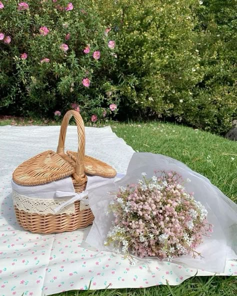 Cottagecore Pink, Picnic Inspiration, Cottage Aesthetic, Spring Inspo, Wicker Picnic Basket, Basket With Lid, Picnic Date, Spring Mood, Pink Girly Things