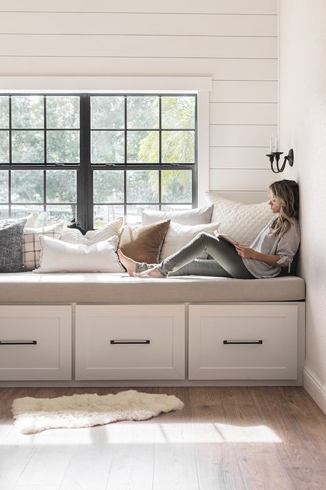 DIY Window Bench Seat / Reading Nook Diy Window Bench, Long Narrow Rooms, Diy Window Seat, Window Bench Seat, Window Seat Design, Window Nook, Storage Bench Seating, Window Bench, Window Benches